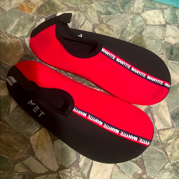 🔥MANYITE WATER SHOES LIKE NEW #beach #pool #river #lake - Picture 1 of 6